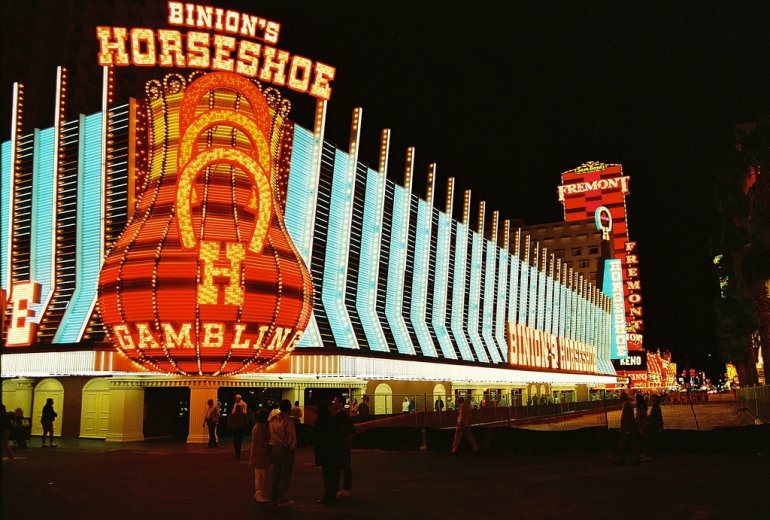 Светящийся фасад Binion’s Horseshoe в ночное время